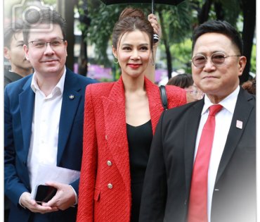 "ปู มัณฑนา" และ "คุณหาญส์ ภักดีหาญส์" พร้อมทีมทนายความเข้าแจ้งความ สน. ทองหล่อ 