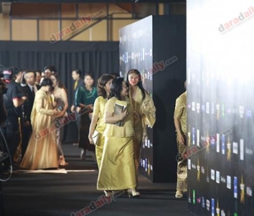 เหล่าดาราตบเท้าเดิน Black carpet งานประกาศรางวัล VibeWire Awards ครั้งที่ 8
