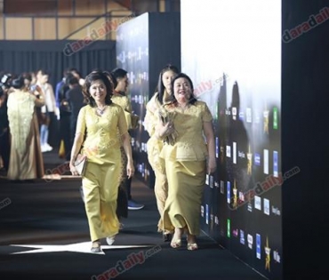 เหล่าดาราตบเท้าเดิน Black carpet งานประกาศรางวัล VibeWire Awards ครั้งที่ 8