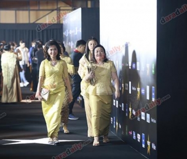 เหล่าดาราตบเท้าเดิน Black carpet งานประกาศรางวัล VibeWire Awards ครั้งที่ 8