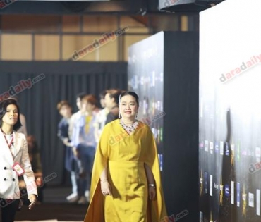 เหล่าดาราตบเท้าเดิน Black carpet งานประกาศรางวัล VibeWire Awards ครั้งที่ 8