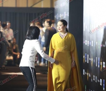 เหล่าดาราตบเท้าเดิน Black carpet งานประกาศรางวัล VibeWire Awards ครั้งที่ 8