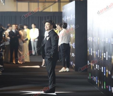 เหล่าดาราตบเท้าเดิน Black carpet งานประกาศรางวัล VibeWire Awards ครั้งที่ 8