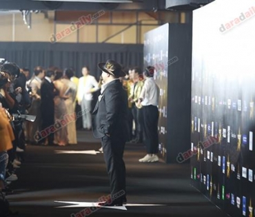 เหล่าดาราตบเท้าเดิน Black carpet งานประกาศรางวัล VibeWire Awards ครั้งที่ 8