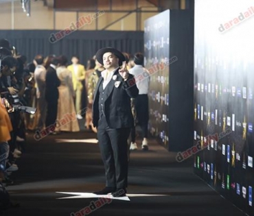 เหล่าดาราตบเท้าเดิน Black carpet งานประกาศรางวัล VibeWire Awards ครั้งที่ 8