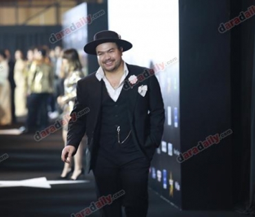 เหล่าดาราตบเท้าเดิน Black carpet งานประกาศรางวัล VibeWire Awards ครั้งที่ 8