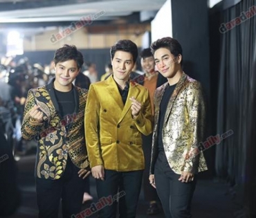 เหล่าดาราตบเท้าเดิน Black carpet งานประกาศรางวัล VibeWire Awards ครั้งที่ 8