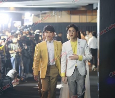 เหล่าดาราตบเท้าเดิน Black carpet งานประกาศรางวัล VibeWire Awards ครั้งที่ 8