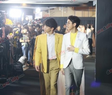 เหล่าดาราตบเท้าเดิน Black carpet งานประกาศรางวัล VibeWire Awards ครั้งที่ 8