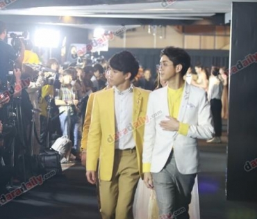 เหล่าดาราตบเท้าเดิน Black carpet งานประกาศรางวัล VibeWire Awards ครั้งที่ 8