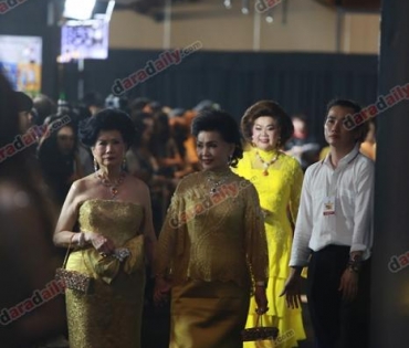 เหล่าดาราตบเท้าเดิน Black carpet งานประกาศรางวัล VibeWire Awards ครั้งที่ 8