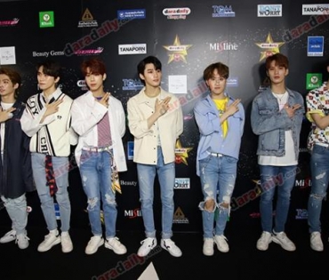 เหล่าดาราตบเท้าเดิน Black carpet งานประกาศรางวัล VibeWire Awards ครั้งที่ 8