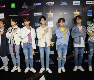 เหล่าดาราตบเท้าเดิน Black carpet งานประกาศรางวัล VibeWire Awards ครั้งที่ 8