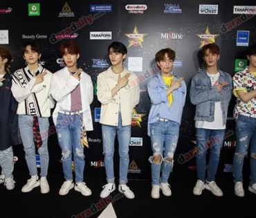 เหล่าดาราตบเท้าเดิน Black carpet งานประกาศรางวัล VibeWire Awards ครั้งที่ 8