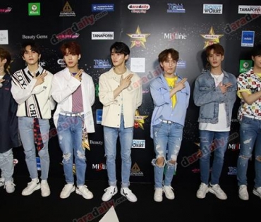 เหล่าดาราตบเท้าเดิน Black carpet งานประกาศรางวัล VibeWire Awards ครั้งที่ 8