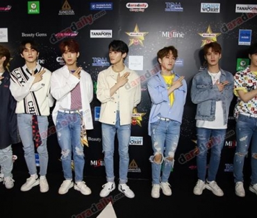 เหล่าดาราตบเท้าเดิน Black carpet งานประกาศรางวัล VibeWire Awards ครั้งที่ 8