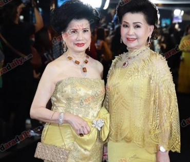 เหล่าดาราตบเท้าเดิน Black carpet งานประกาศรางวัล VibeWire Awards ครั้งที่ 8