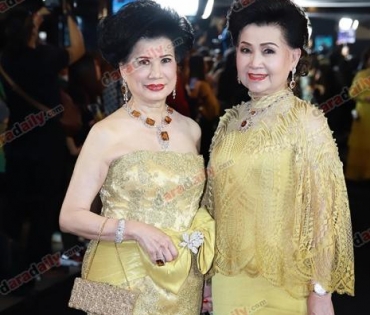เหล่าดาราตบเท้าเดิน Black carpet งานประกาศรางวัล VibeWire Awards ครั้งที่ 8