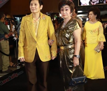 เหล่าดาราตบเท้าเดิน Black carpet งานประกาศรางวัล VibeWire Awards ครั้งที่ 8