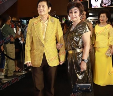 เหล่าดาราตบเท้าเดิน Black carpet งานประกาศรางวัล VibeWire Awards ครั้งที่ 8