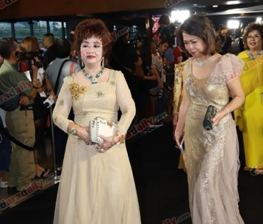 เหล่าดาราตบเท้าเดิน Black carpet งานประกาศรางวัล VibeWire Awards ครั้งที่ 8