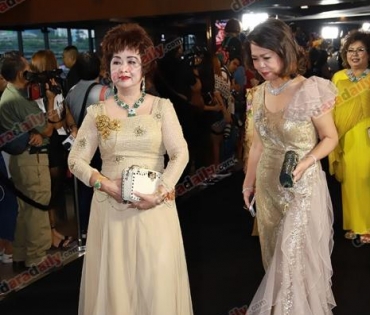 เหล่าดาราตบเท้าเดิน Black carpet งานประกาศรางวัล VibeWire Awards ครั้งที่ 8