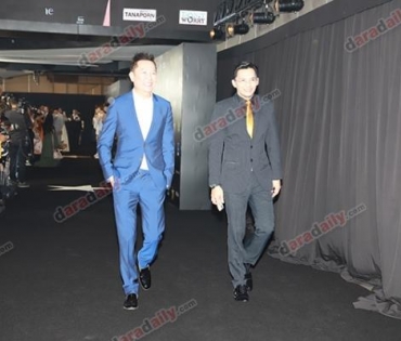 เหล่าดาราตบเท้าเดิน Black carpet งานประกาศรางวัล VibeWire Awards ครั้งที่ 8