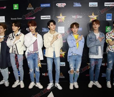 เหล่าดาราตบเท้าเดิน Black carpet งานประกาศรางวัล VibeWire Awards ครั้งที่ 8