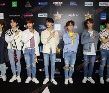 เหล่าดาราตบเท้าเดิน Black carpet งานประกาศรางวัล VibeWire Awards ครั้งที่ 8