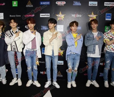 เหล่าดาราตบเท้าเดิน Black carpet งานประกาศรางวัล VibeWire Awards ครั้งที่ 8