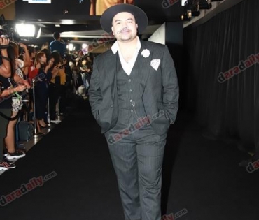 เหล่าดาราตบเท้าเดิน Black carpet งานประกาศรางวัล VibeWire Awards ครั้งที่ 8