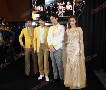 เหล่าดาราตบเท้าเดิน Black carpet งานประกาศรางวัล VibeWire Awards ครั้งที่ 8