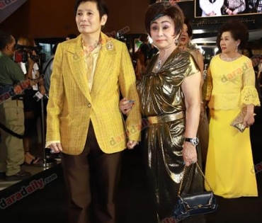 เหล่าดาราตบเท้าเดิน Black carpet งานประกาศรางวัล VibeWire Awards ครั้งที่ 8