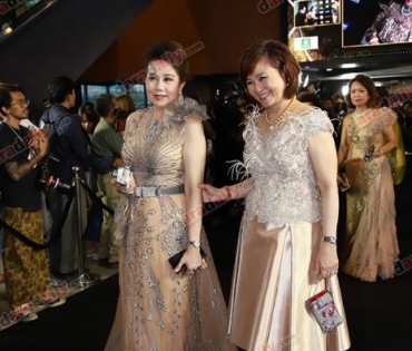 เหล่าดาราตบเท้าเดิน Black carpet งานประกาศรางวัล VibeWire Awards ครั้งที่ 8