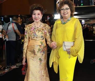 เหล่าดาราตบเท้าเดิน Black carpet งานประกาศรางวัล VibeWire Awards ครั้งที่ 8
