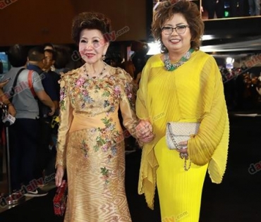 เหล่าดาราตบเท้าเดิน Black carpet งานประกาศรางวัล VibeWire Awards ครั้งที่ 8
