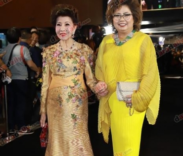เหล่าดาราตบเท้าเดิน Black carpet งานประกาศรางวัล VibeWire Awards ครั้งที่ 8