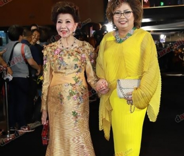 เหล่าดาราตบเท้าเดิน Black carpet งานประกาศรางวัล VibeWire Awards ครั้งที่ 8