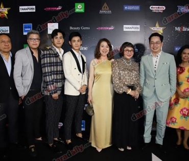 เหล่าดาราตบเท้าเดิน Black carpet งานประกาศรางวัล VibeWire Awards ครั้งที่ 8