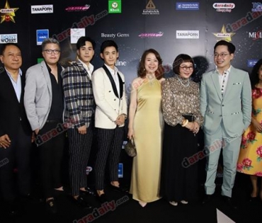 เหล่าดาราตบเท้าเดิน Black carpet งานประกาศรางวัล VibeWire Awards ครั้งที่ 8
