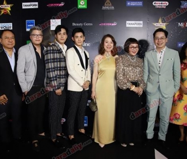 เหล่าดาราตบเท้าเดิน Black carpet งานประกาศรางวัล VibeWire Awards ครั้งที่ 8