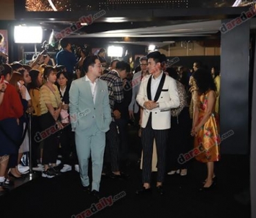 เหล่าดาราตบเท้าเดิน Black carpet งานประกาศรางวัล VibeWire Awards ครั้งที่ 8