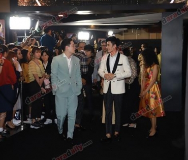เหล่าดาราตบเท้าเดิน Black carpet งานประกาศรางวัล VibeWire Awards ครั้งที่ 8