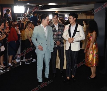 เหล่าดาราตบเท้าเดิน Black carpet งานประกาศรางวัล VibeWire Awards ครั้งที่ 8