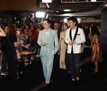 เหล่าดาราตบเท้าเดิน Black carpet งานประกาศรางวัล VibeWire Awards ครั้งที่ 8