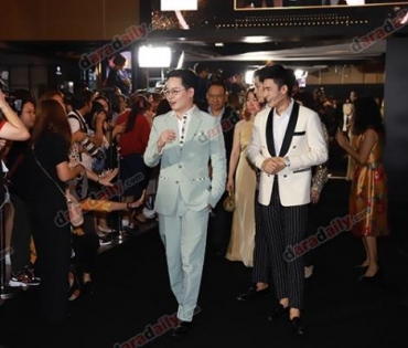 เหล่าดาราตบเท้าเดิน Black carpet งานประกาศรางวัล VibeWire Awards ครั้งที่ 8