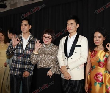 เหล่าดาราตบเท้าเดิน Black carpet งานประกาศรางวัล VibeWire Awards ครั้งที่ 8