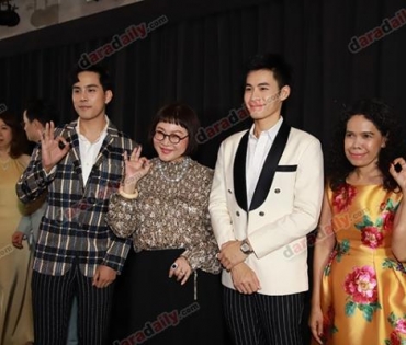 เหล่าดาราตบเท้าเดิน Black carpet งานประกาศรางวัล VibeWire Awards ครั้งที่ 8