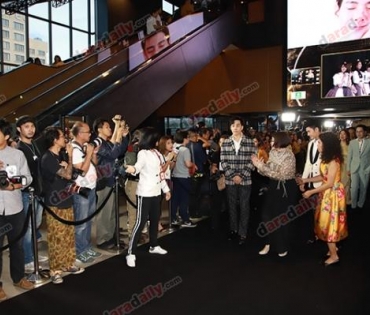 เหล่าดาราตบเท้าเดิน Black carpet งานประกาศรางวัล VibeWire Awards ครั้งที่ 8