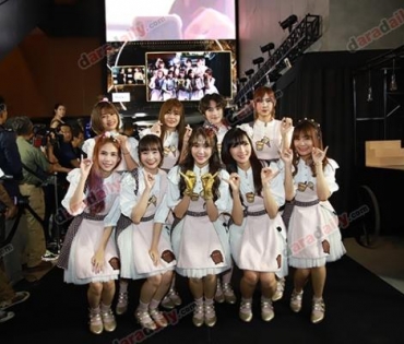 เหล่าดาราตบเท้าเดิน Black carpet งานประกาศรางวัล VibeWire Awards ครั้งที่ 8